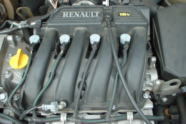 На изображении моторный отсек автомобиля Renault. В центре показано, где расположены четыре подключённые катушки зажигания с проводами