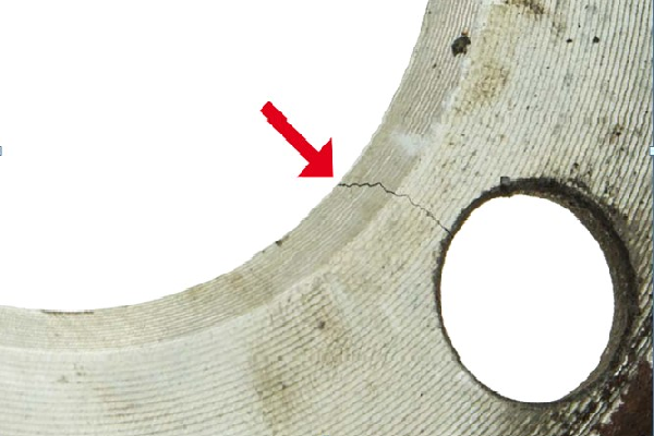Трещина вокруг отверстий для болтов на центральной части тормозного диска