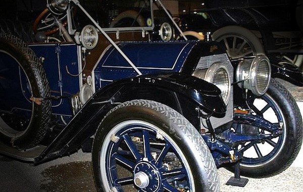 Передняя часть автомобиля Cadillac 1930-х годов.